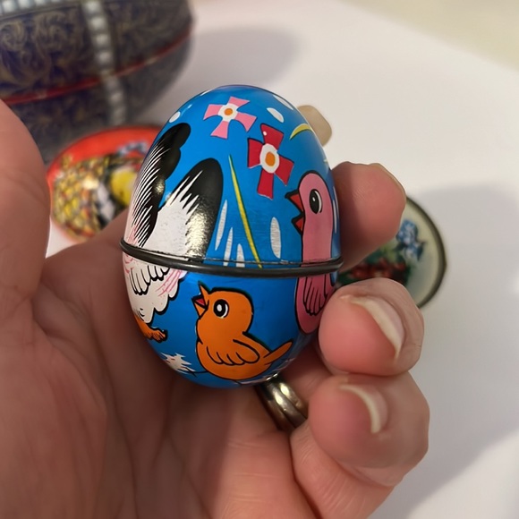 4 vintage tin Hong Kong & unmarked Easter egg candy container - Picture 3 of 12